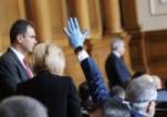 Депутати и министри с маски и ръкавици