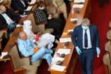 Веселин Марешки със защитен костюм в парламента