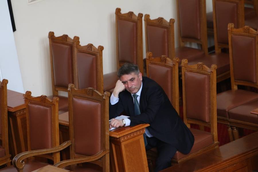 Веселин Марешки със защитен костюм в парламента