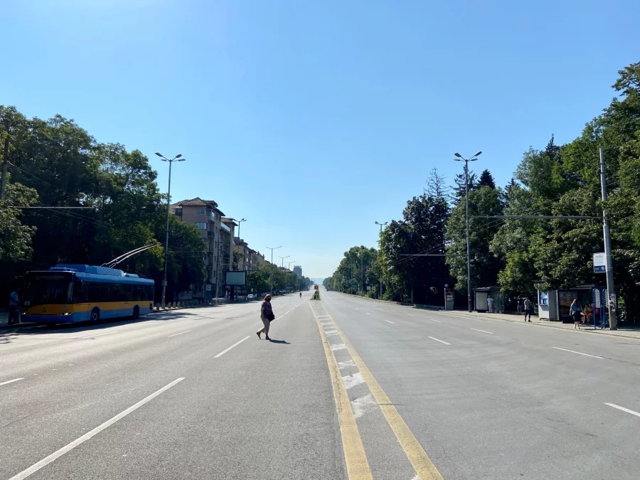 Продължава блокадата на Орлов мост в центъра на София. Вижте атмосфера в снимки от днес.