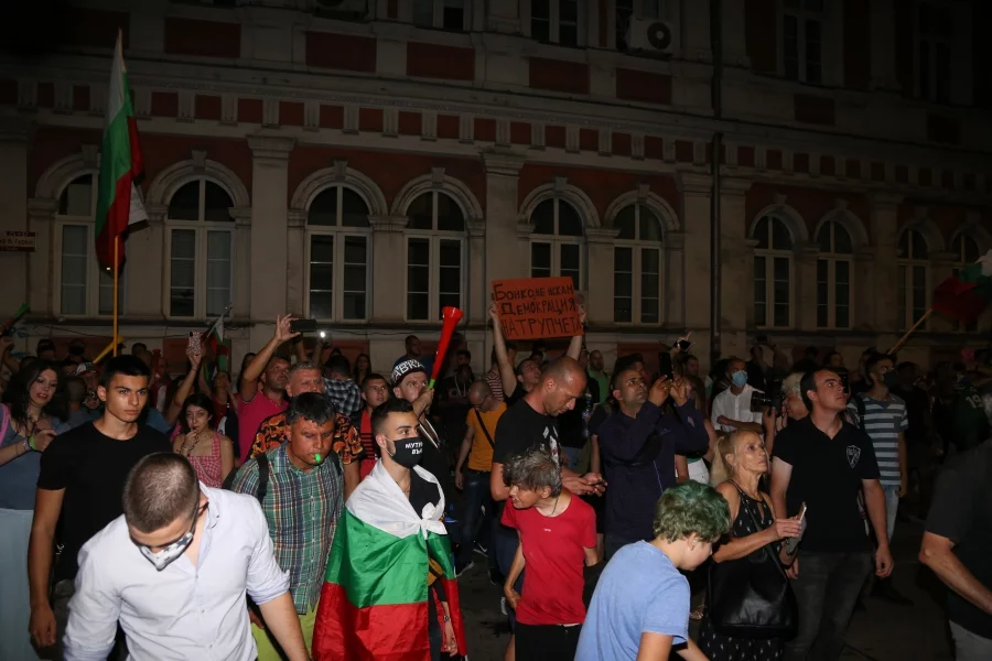 Протестиращи хвърляха яйца и домати по сградата на МВР