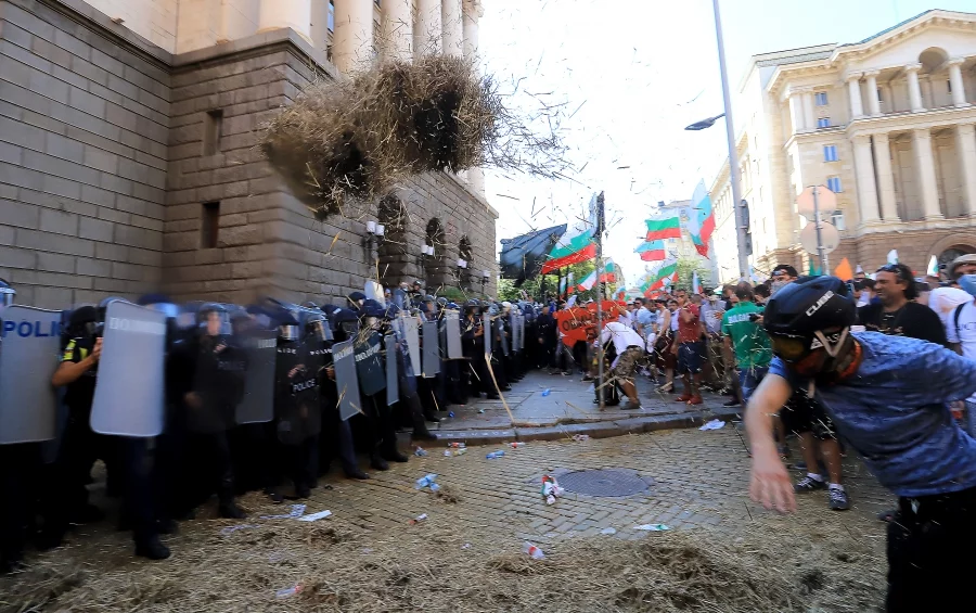 Велико народно въстание, протест, полиция, слама