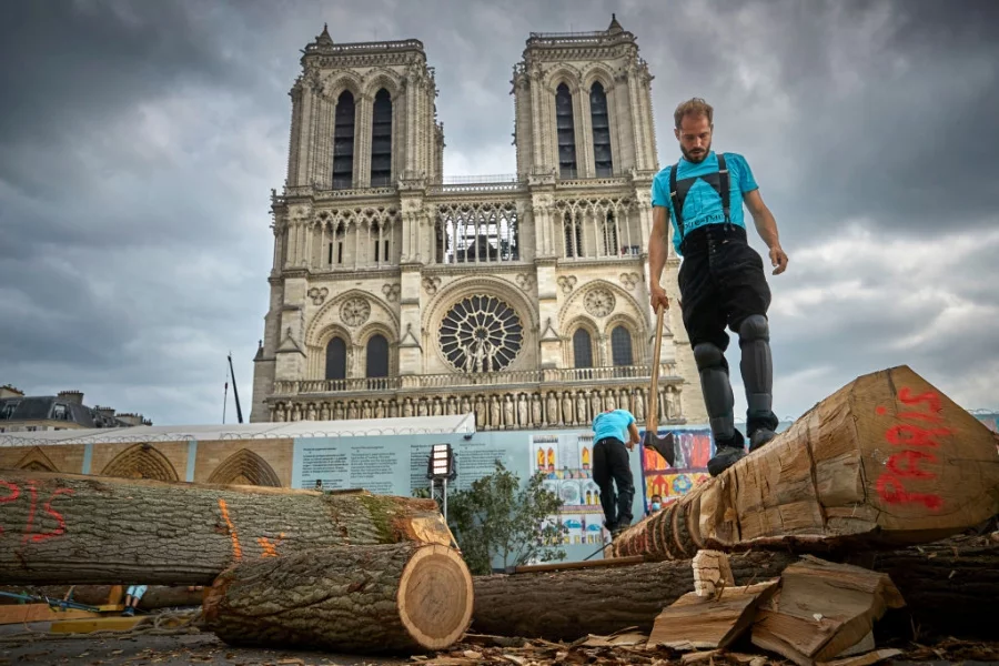 Продължава реконструкцията на Нотр Дам в Париж. Катедралата пострада при пожар през април 2019 г. Снимки: Getty Images/Guliver  