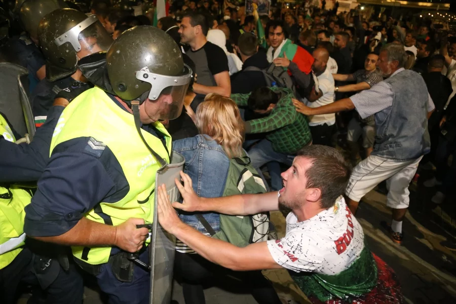 По време на вчерашния протест, наречен "Велико народно въстание 3", имаше сблъсаци между демонстранти и полиция.