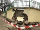 Срути се ограда на училище в София