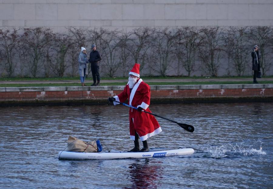 Дядо Коледа пристигна на лодка в Берлин