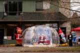 Дядо Коледа в прозрачна палатка