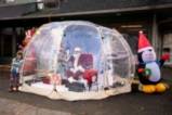 Дядо Коледа в прозрачна палатка