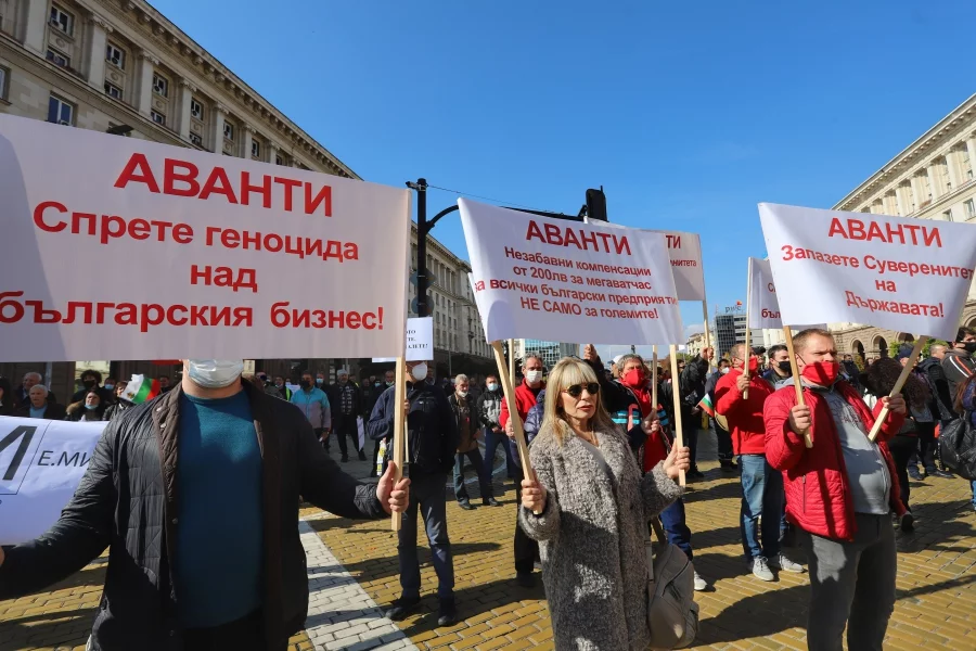 Представители на бизнеса и синдикати протестират срещу цените на тока 