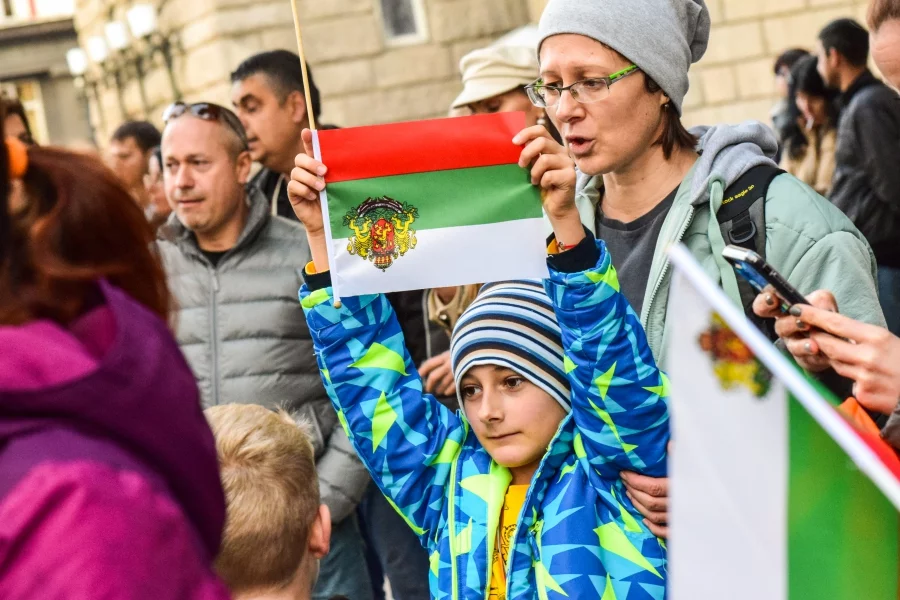 Протестно шествие събра стотици родители и учители, които се обявиха срещу въвеждането на зелените сертификати и тестването на малките ученици. Кадри от протеста засне фоторепортера Ивайло Илиев.
