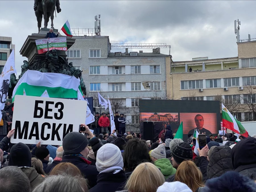 Протестът ескалира: Симпатизанти на "Възраждане" опитаха да нахлуят в парламента