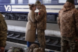 Украински войници се разделят с любимите си