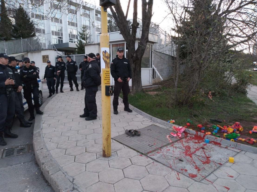 Червена боя като символ на кръв пред руското посолство