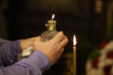 Свещеници взимат Благодатния огън от синодалния параклис
