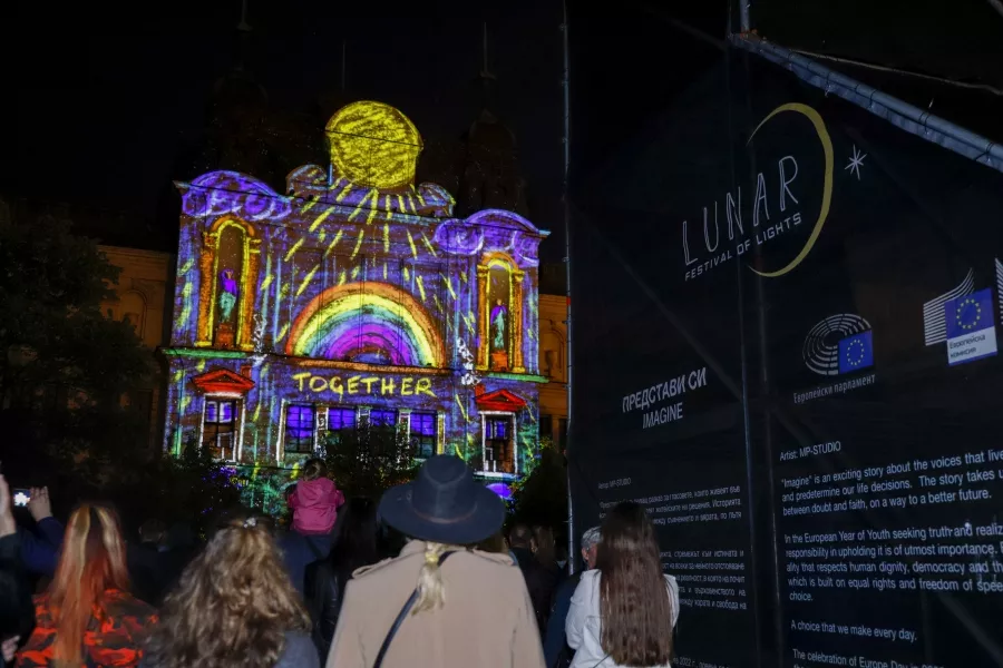 Фестивалът за светлинно изкуство LUNAR се провежда за първи път в София (между 6-9 май 2022), преобразявайки централната част на София в огромна галерия под открито небе.