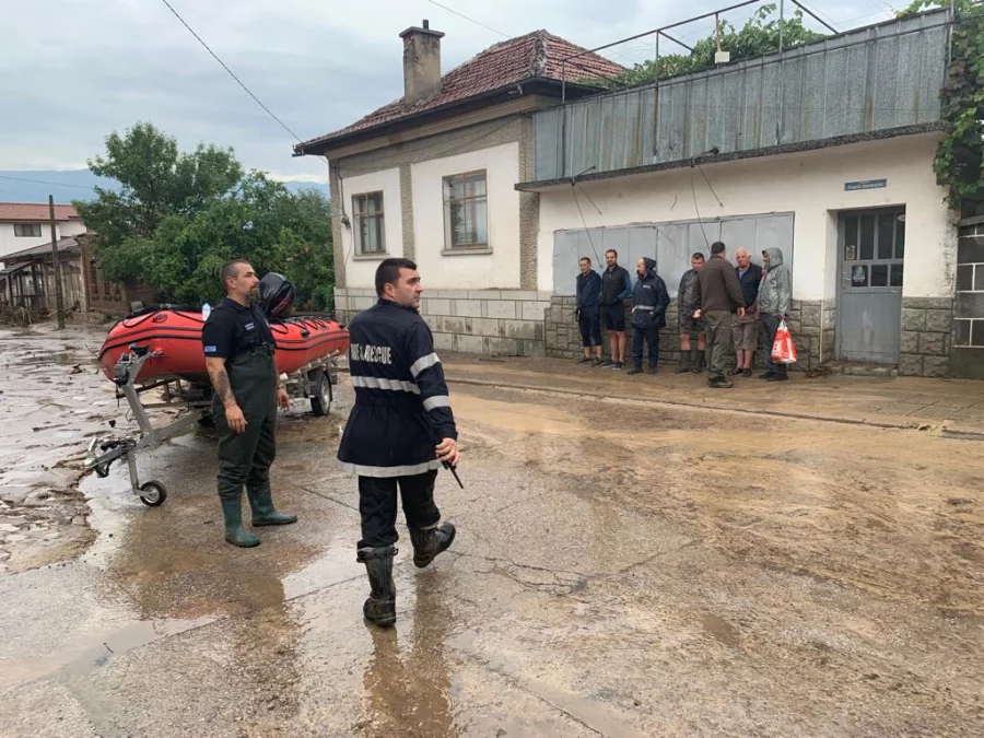 Ситуацията в наводнените села остава тежка