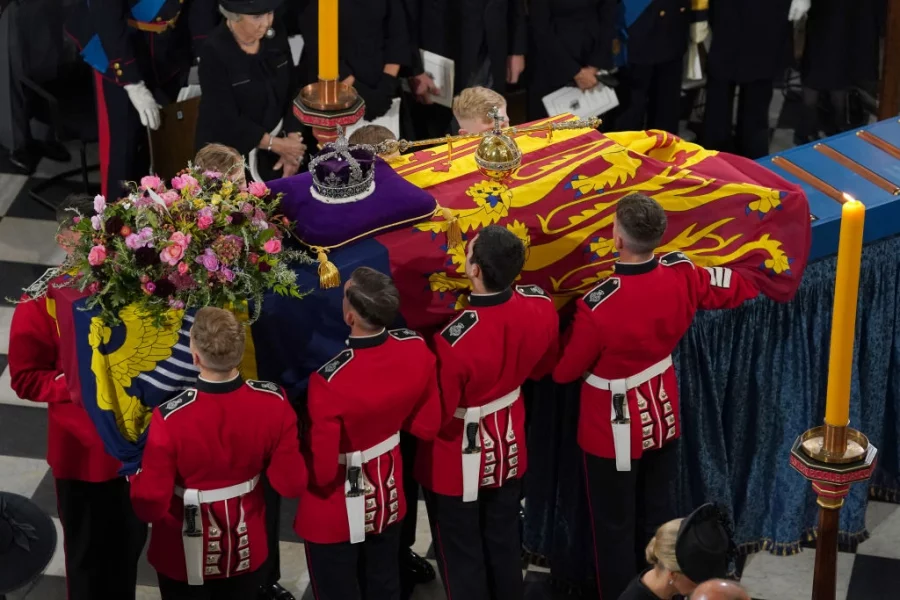 Церемонията в Уестминстърското абатство за погребението на кралица Елизабет Втора