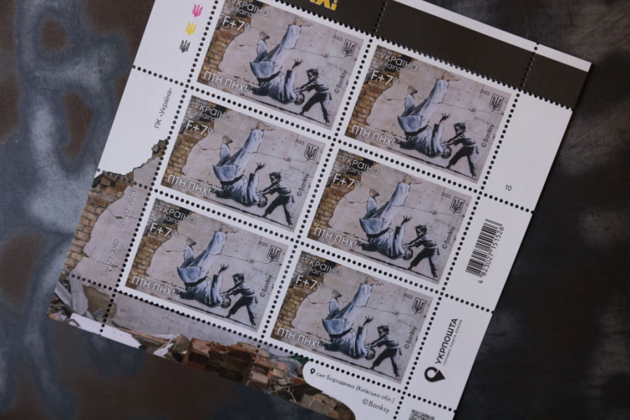 Пощенска марка в Украйна показва Путин победен