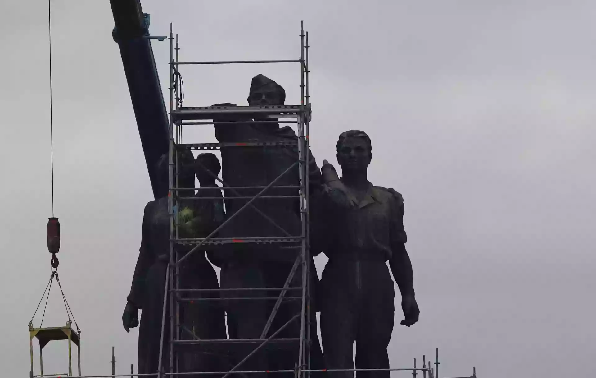 Демонтират Паметника на съветската армия (МОЧА)