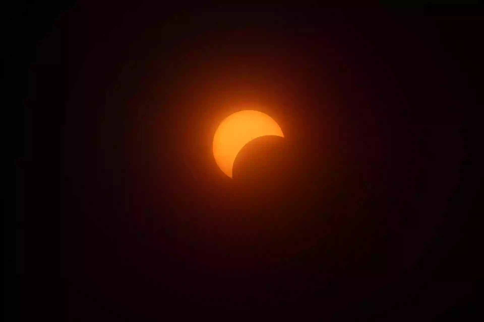 Така изглеждаше слънчевото затъмнение на 8 април 2024 г., наблюдавано от Вашингтон. Снимки: Getty images