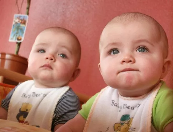 Американка роди близначки в различни години