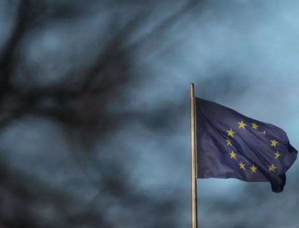 Унгарски депутати горят флага на ЕС