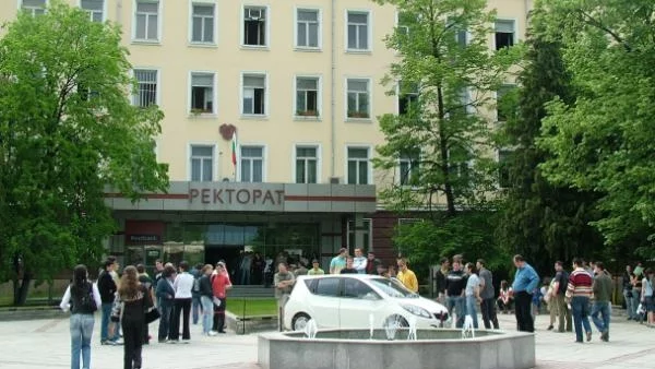 Връчват тържествено дипломите във Френския факултет по електроинженерство на ТУ  
                                                
