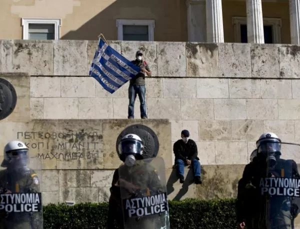 Атина се обърна към ЕК заради символичното "погребение на Гърция"
