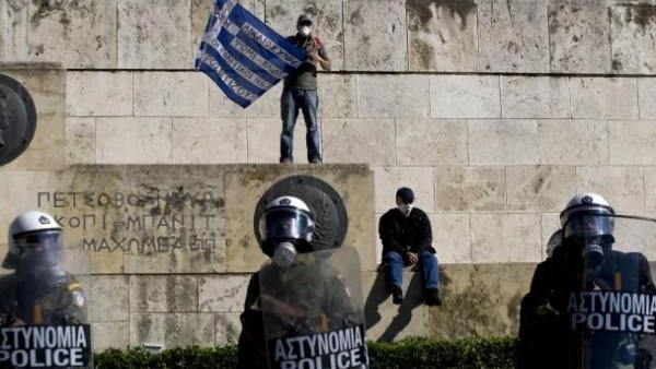 Атина се обърна към ЕК заради символичното "погребение на Гърция"