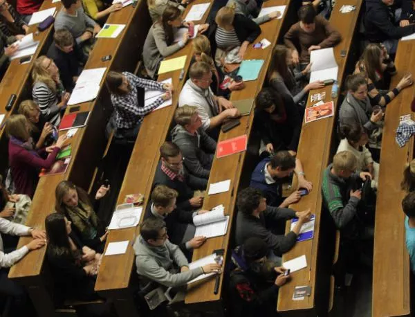 10 000 българи са приети в британски университети през 2011 г.