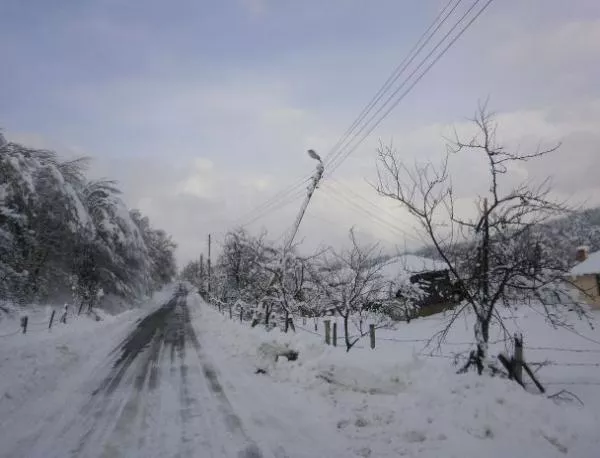 195 селища са без ток, снегът затвори 662 училища 