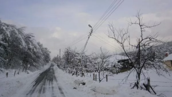 195 селища са без ток, снегът затвори 662 училища 