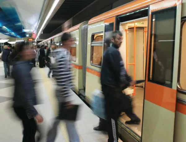 С опасност за живота е хвърлилият се под влак на метрото
