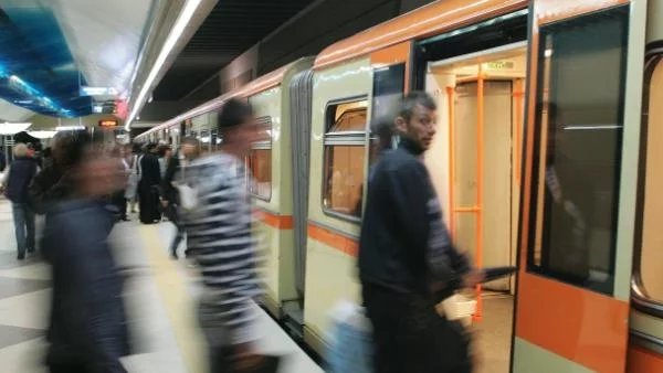 С опасност за живота е хвърлилият се под влак на метрото
