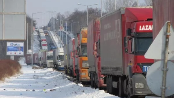 Затвориха Дунав мост, движението към Румъния е спряно