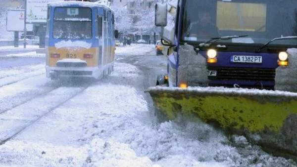 В София временно затварят улици за почистване от снега