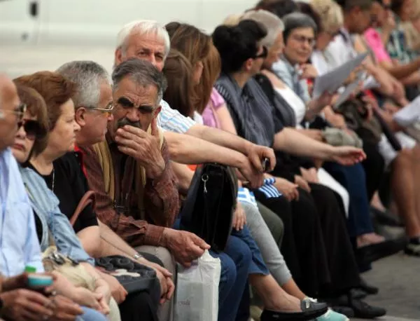 Гърция спря плащането на пенсии на покойници