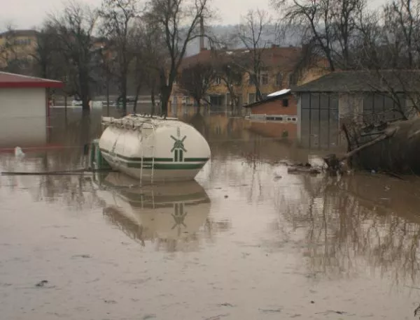 Заради скъсана дига вода залива квартали в Свиленград