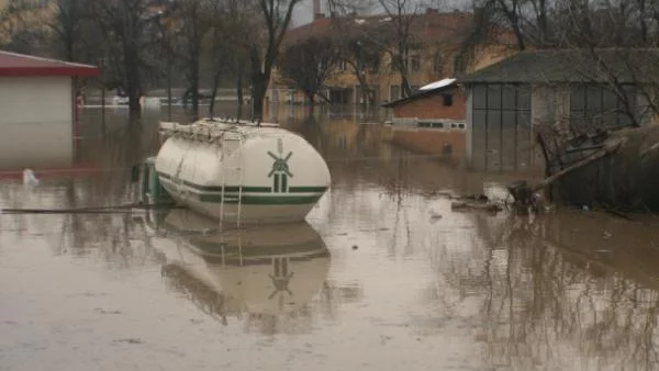 Заради скъсана дига вода залива квартали в Свиленград