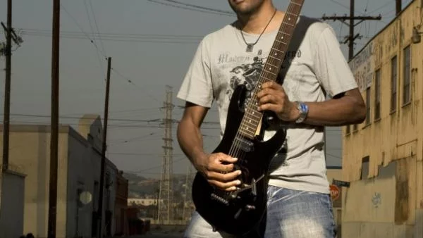 Tony MacAlpine води уроци по китара в София