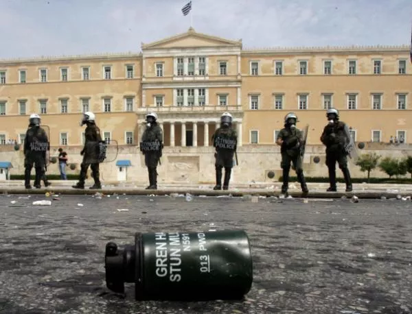 Шок в Гърция! 15 000 чиновници пред уволнение, минимална заплата 600 евро