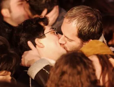 Мъже се целуваха 50 часа и поставиха рекорд
