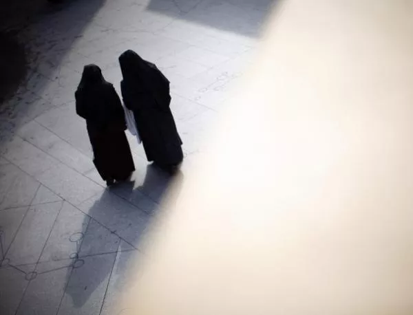 Жадуващи за ласки монахини разгневиха Испания 