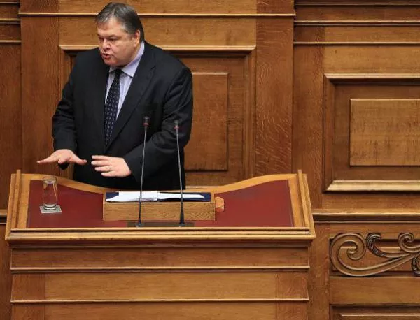 Гръцкият финансов министър призова парите да бъдат върнати в страната