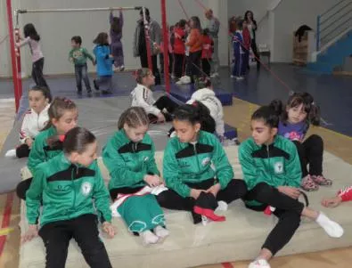 Осиновено българче с болни очи участва в турнир по спортна гимнастика