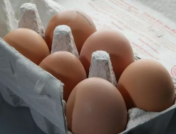 Принуждават производителите да свалят цените на яйцата