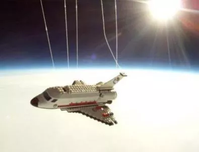 Совалка LEGO кръжи в Космоса