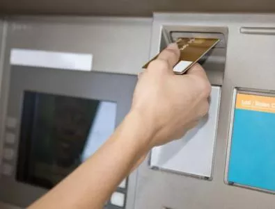 Точат сметките ни с лъжливи телефони върху банкоматите 