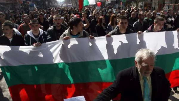 Протестиращи: Борисов, Левски ви гледа от небето!
