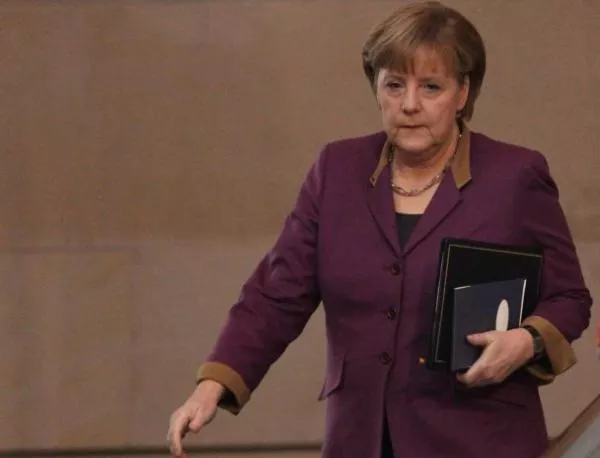 Меркел: Катастрофичен сценарий, ако Гърция се откаже от еврото 